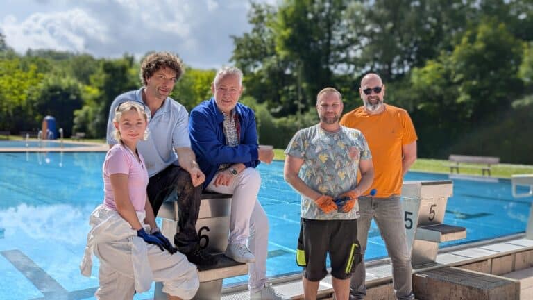 Bürgermeister Christian Jung (Mitte) Leiter des Bäderbetriebes Sascha Baumert heißen die neuen Teammitglieder herzlich willkommen. Links im Bild: Sven Schmidt